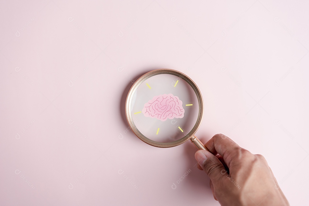 Foco de lupa para o cérebro humano com ícone de lâmpada, pensamento de inteligência criativa