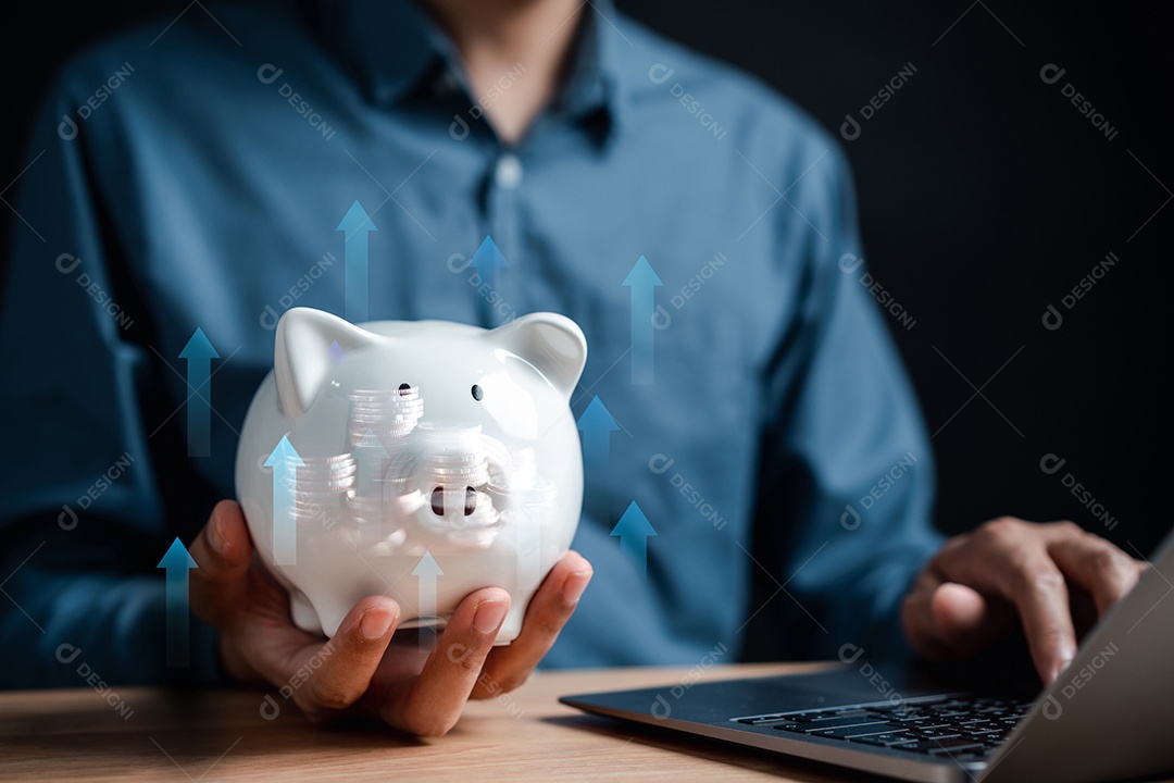 Empresário economizando dinheiro no cofrinho planejando o conceito futuro.