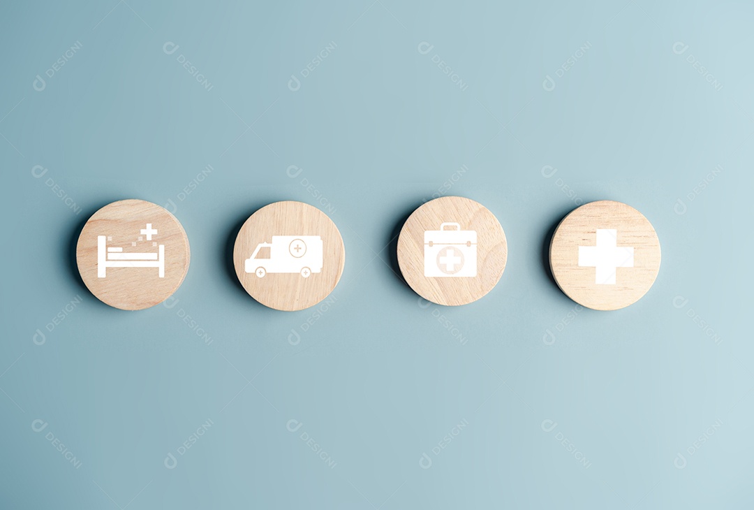 Conceito de seguro de saúde. ícone de cuidados de saúde no bloco de madeira