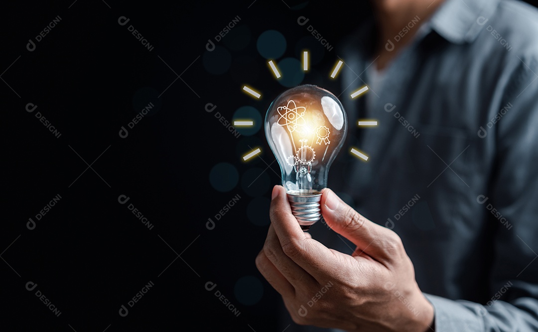 Homem segurando a lâmpada com o conceito de educação e graduação de aprendizagem.