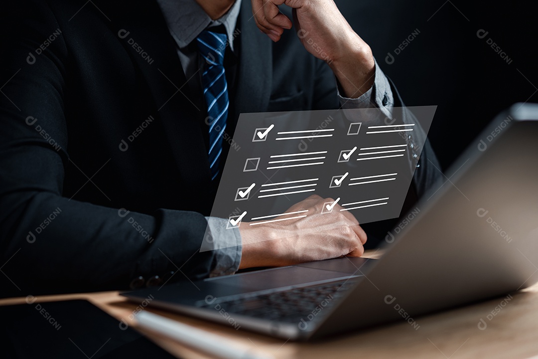 Empresário marque uma avaliação, questionário, avaliação, exame online de pesquisa