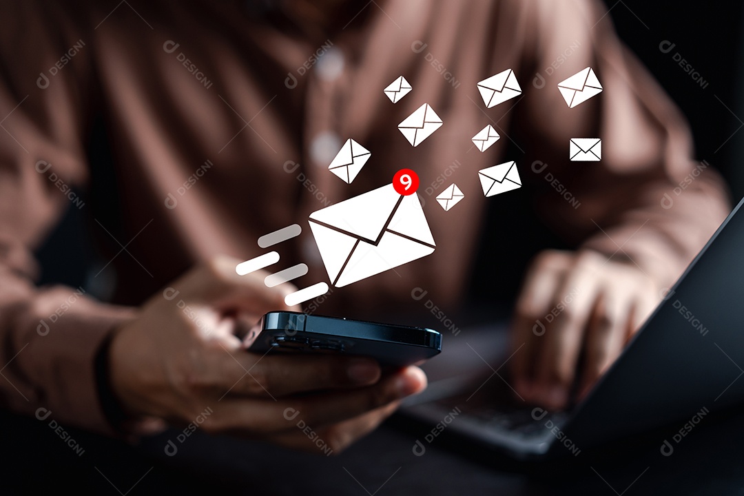 Empresário enviando e-mail por computador portátil para o cliente, contato comercial e comunicação, ícone de e-mail