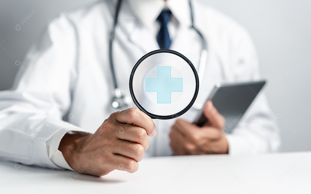 Médico de jaleco branco segurando sinal de mais para o conceito de símbolo de seguro de saúde