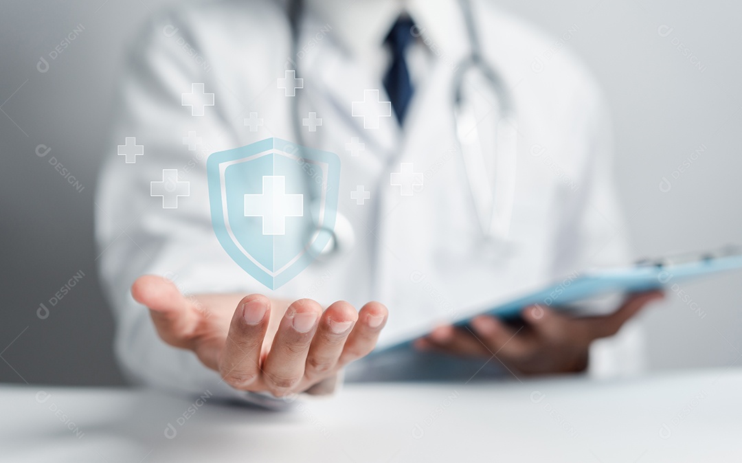 Mão do médico segurando o sinal de mais para oferecer algo positivo do conceito de seguro e garantia.