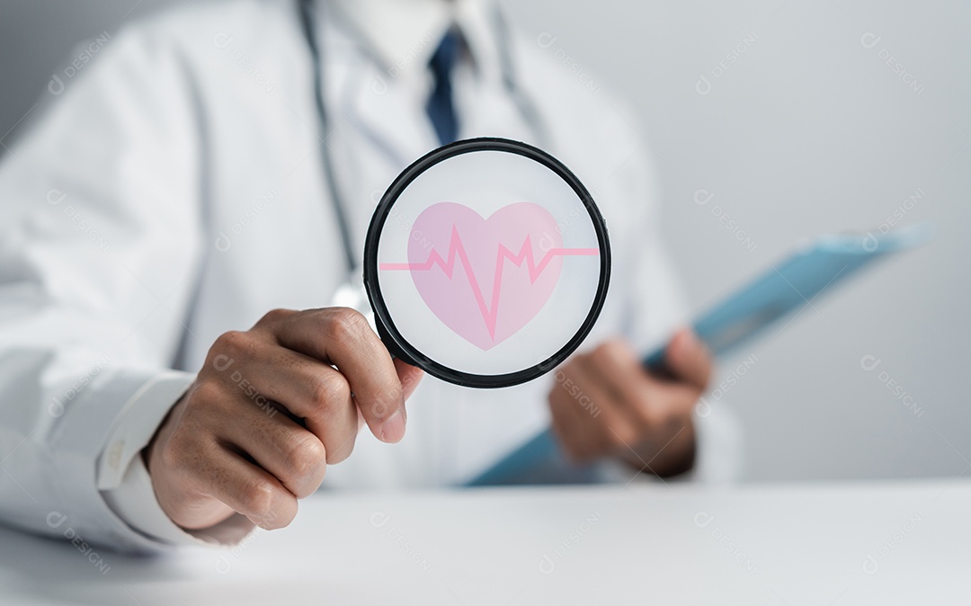 Médico de jaleco branco seleciona e examina o ícone virtual do órgão cardíaco