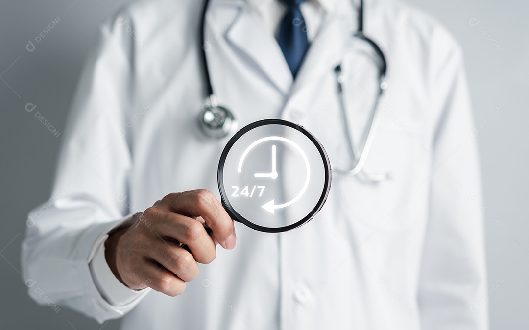 Médico em uniforme de jaleco branco segurando ícone de serviço 24/7 para assistência ao paciente em caso de acidente ou emergência