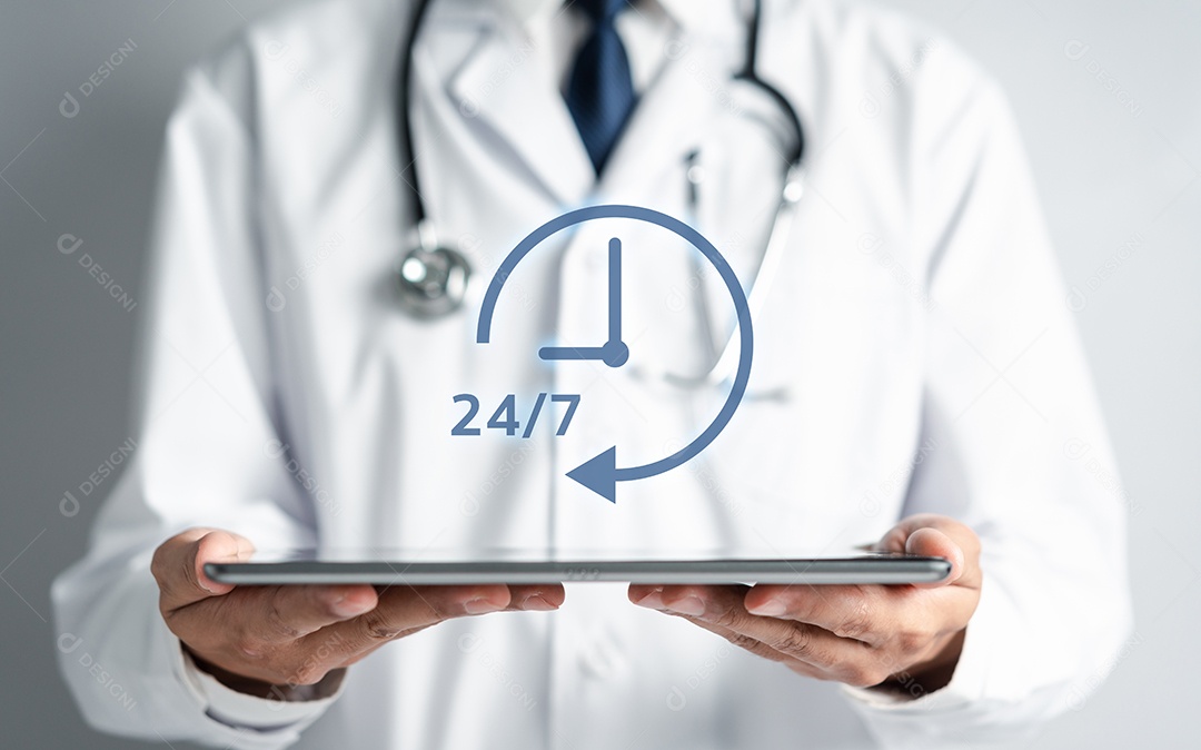 Médico em uniforme de jaleco branco segurando ícone de serviço 24/7 para assistência ao paciente em caso de acidente ou emergência