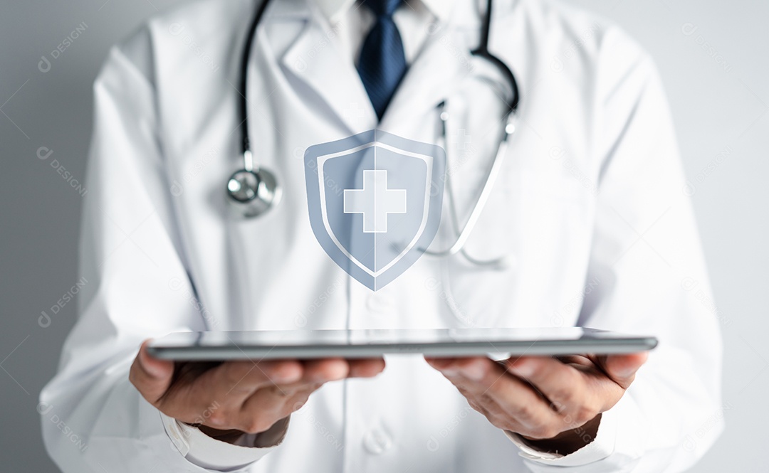 Mão do médico segurando o sinal de mais para oferecer algo positivo do conceito de seguro e garantia.