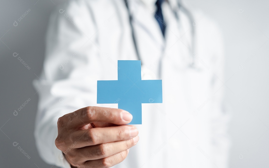 Médico de jaleco branco segurando sinal de mais para o conceito de símbolo de seguro de saúde de garantia