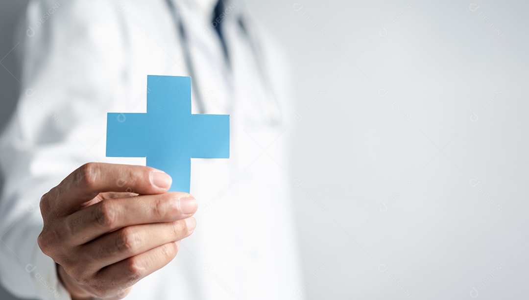 Médico de jaleco branco segurando sinal de mais para o conceito de símbolo de seguro de saúde de garantia
