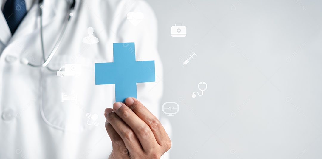 Médico de jaleco branco segurando sinal de mais para o conceito de símbolo de seguro de saúde de garantia