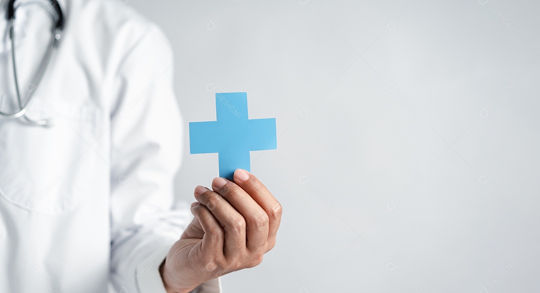 Médico de jaleco branco segurando sinal de mais para o conceito de símbolo de seguro de saúde de garantia