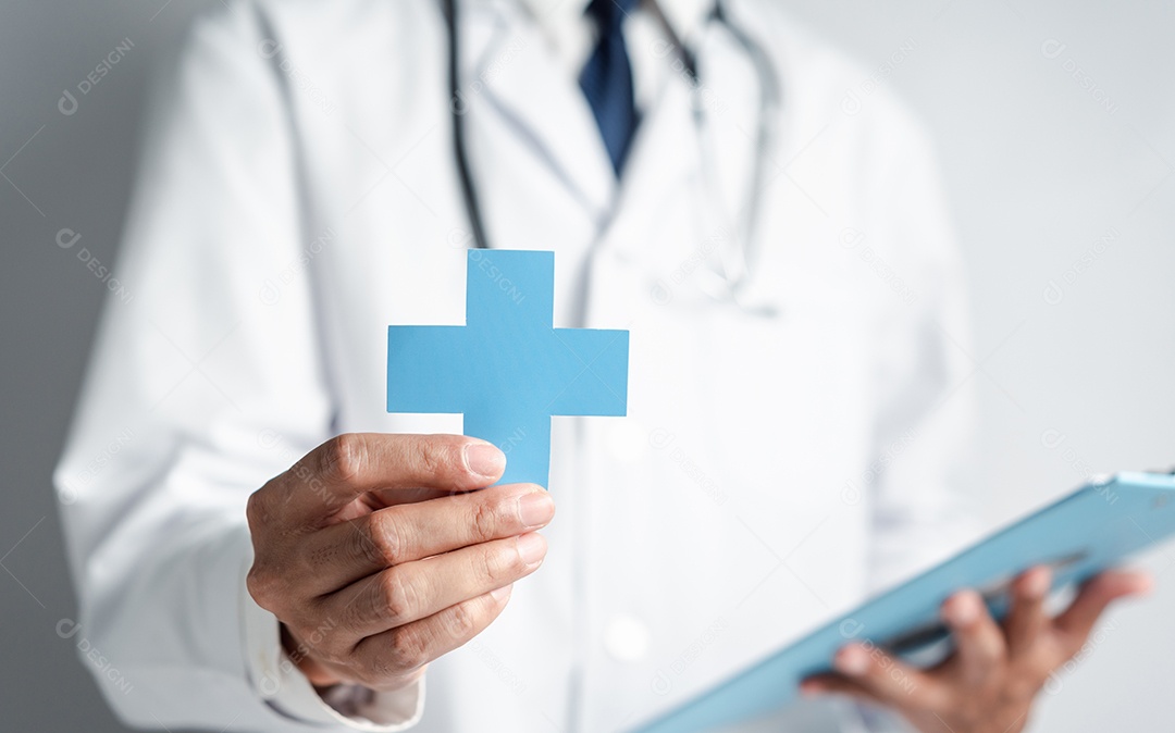Médico de jaleco branco segurando sinal de mais para o conceito de símbolo de seguro de saúde de garantia