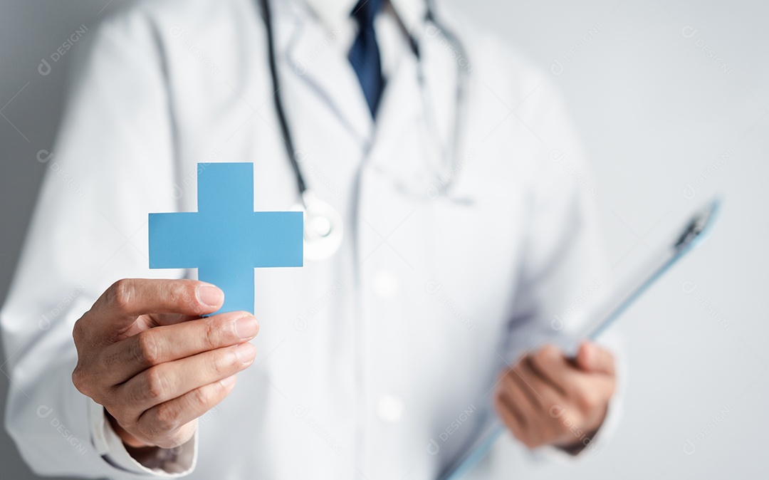 Médico de jaleco branco segurando sinal de mais para o conceito de símbolo de seguro de saúde de garantia