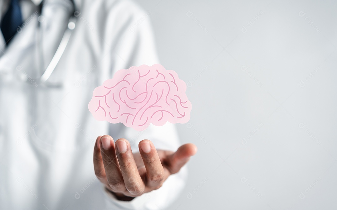 Médico segurando ícone do cérebro humano, pensamento de inteligência criativa de ideia ou consciência