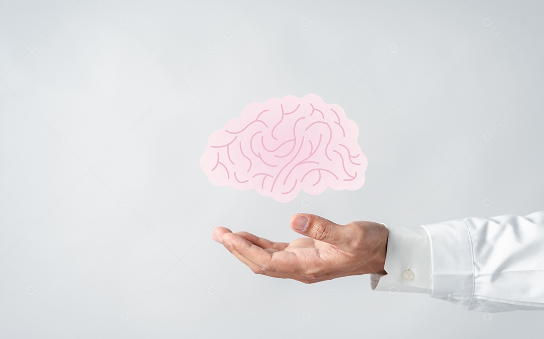 Médico segurando ícone do cérebro humano, pensamento de inteligência criativa de ideia