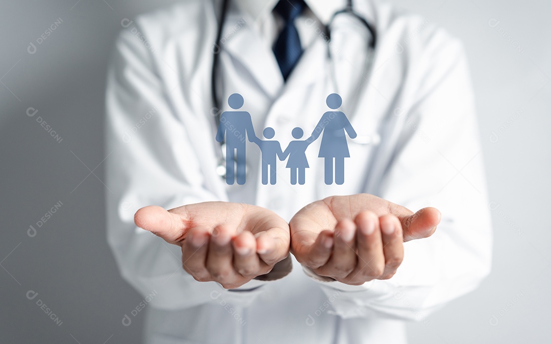 Médico de uniforme com proteção de mão de estetoscópio