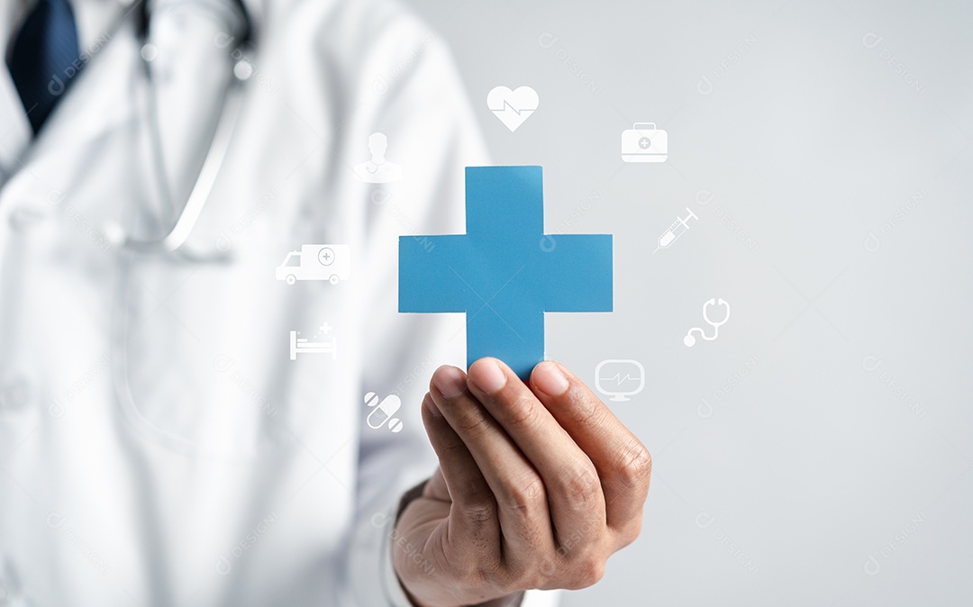 Médico de jaleco branco segurando sinal de mais para o conceito de símbolo de seguro de saúde de garantia