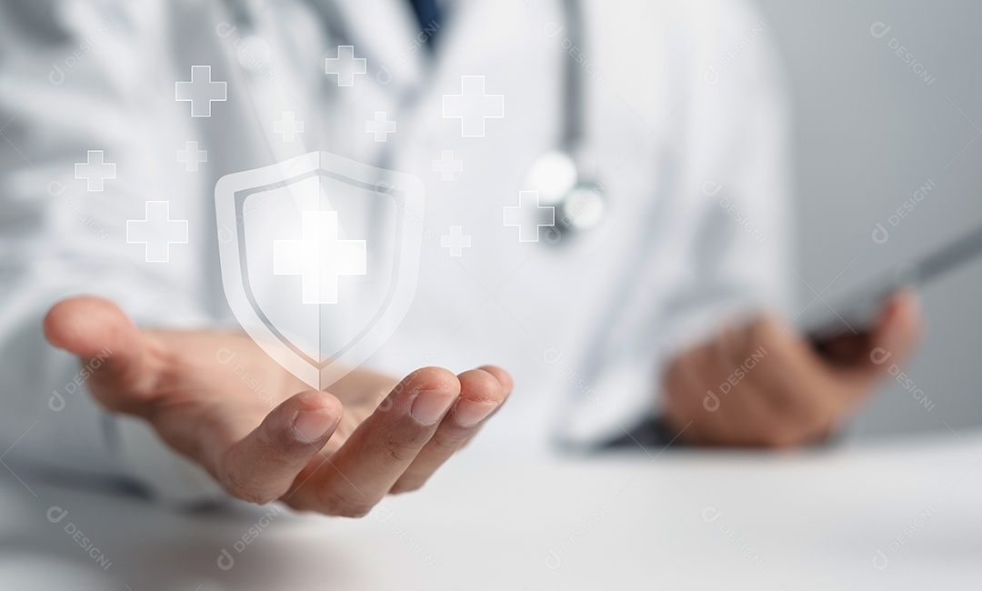 Mão do médico segurando o sinal de mais para oferecer algo positivo do conceito de seguro e garantia.