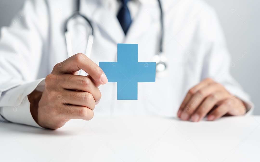 Médico de jaleco branco segurando sinal de mais para o conceito de símbolo de seguro de saúde de garantia