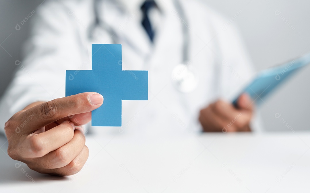 Médico de jaleco branco segurando sinal de mais para o conceito de símbolo de seguro de saúde de garantia