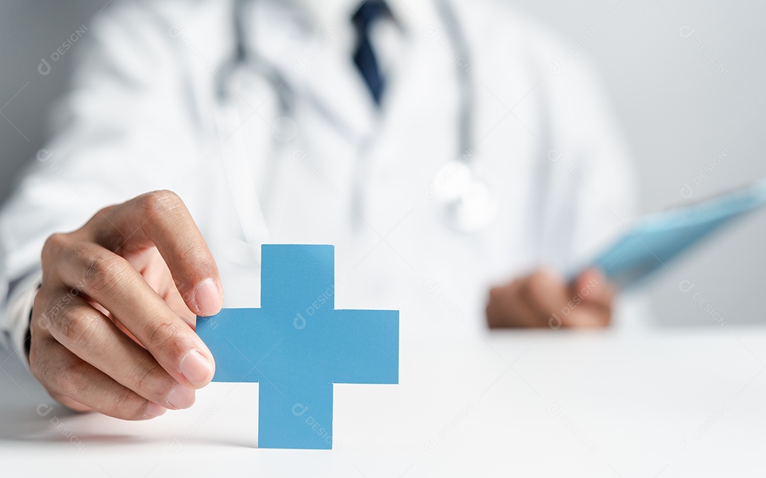 Médico de jaleco branco segurando sinal de mais para o conceito de símbolo de seguro de saúde de garantia