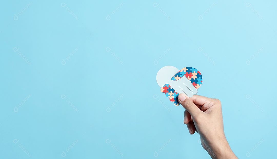 Papel de símbolo de quebra-cabeça de mão cortado de conscientização para apoio à família de transtorno do espectro do autismo.