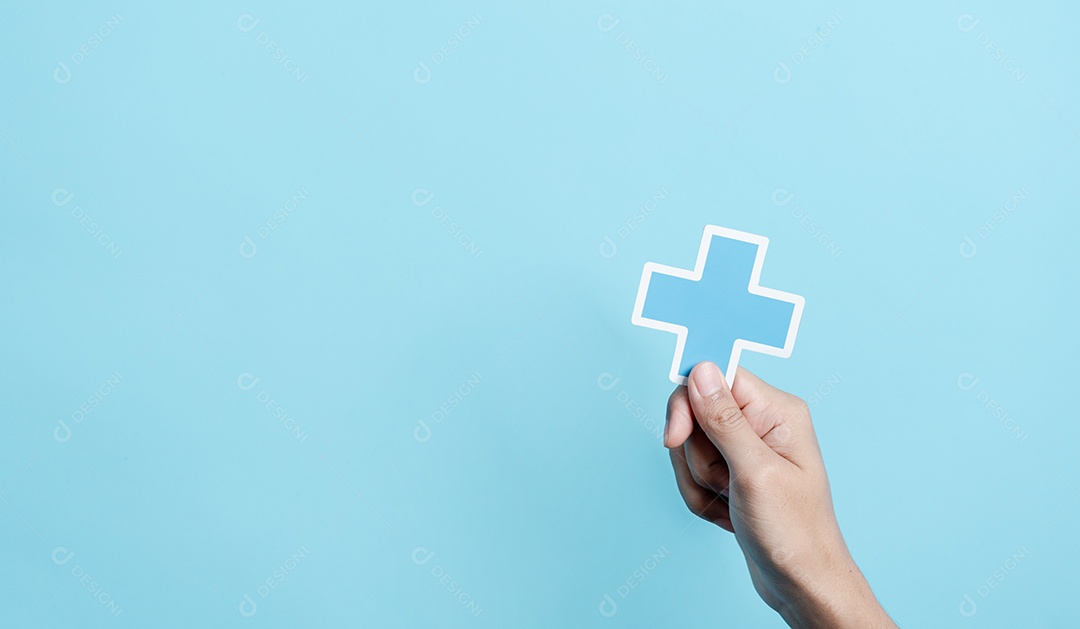 Conceito de seguro de saúde. mãos de pessoas segurando mais e ícone médico de saúde