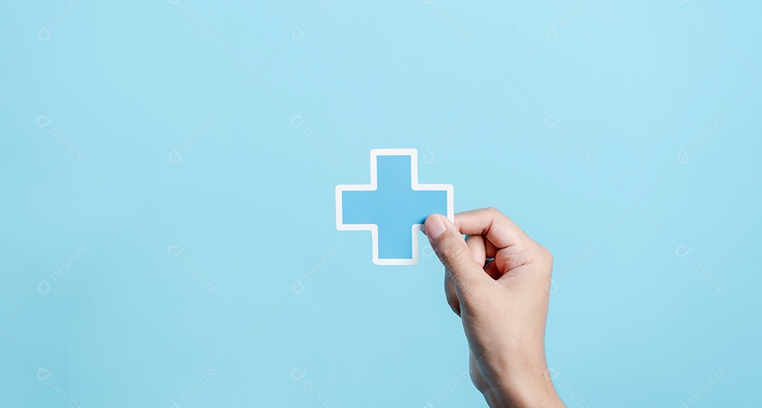 Conceito de seguro de saúde. mãos de pessoas segurando mais e ícone médico de saúde