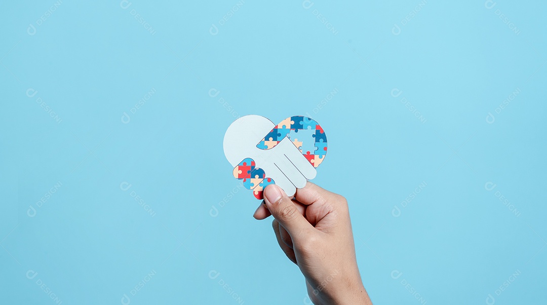 Papel de símbolo de quebra-cabeça de mão cortado de conscientização para apoio à família de transtorno do espectro do autismo.