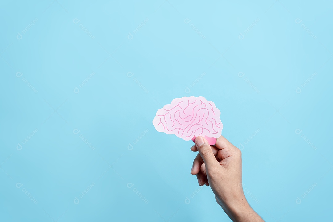 Mão segurando o corte de papel do cérebro humano