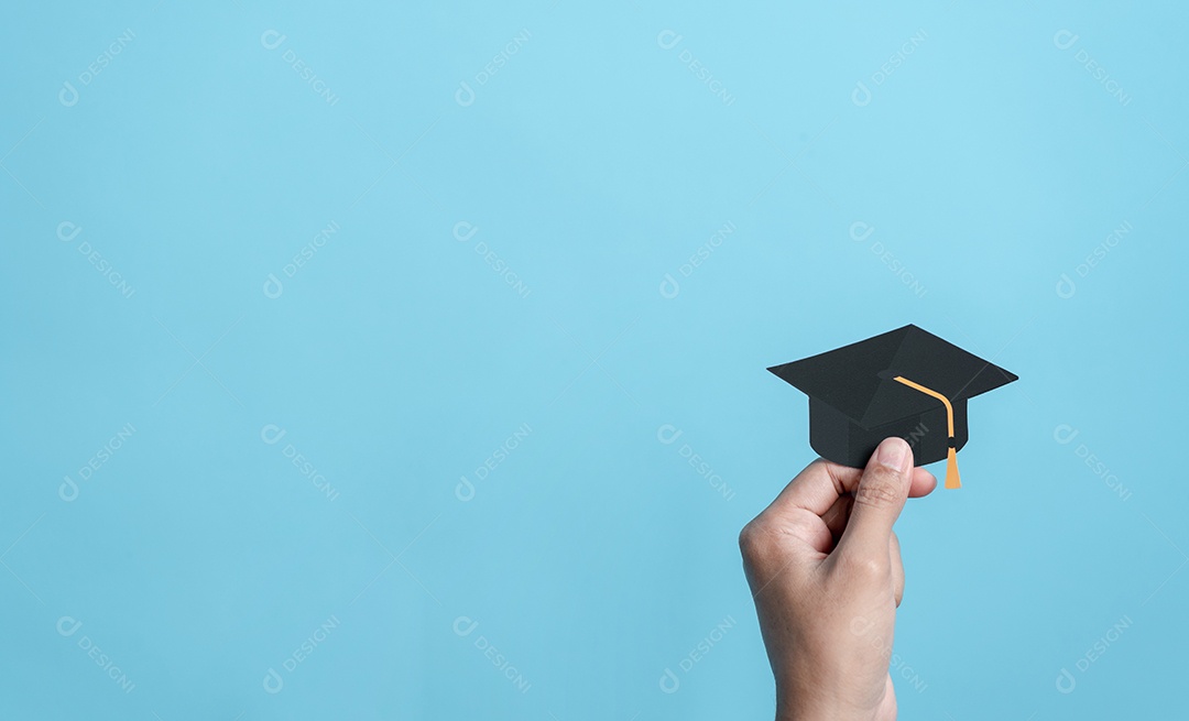 Mão segurando o corte de papel da tampa educacional, levando ao objetivo de sucesso.