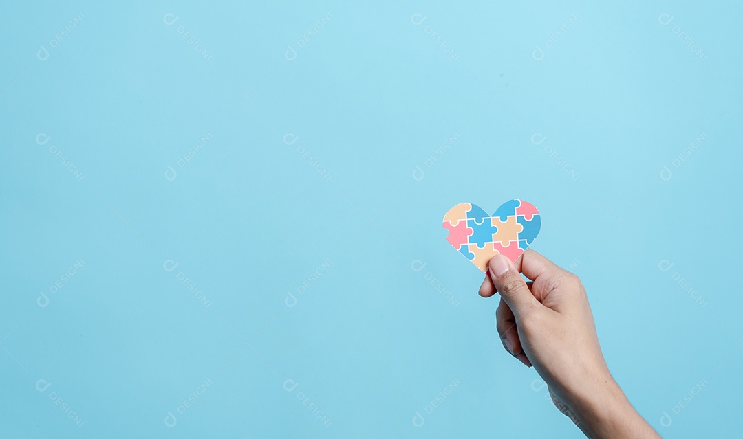 Quebra-cabeça do coração da consciência, símbolo de quebra-cabeça colorido de conscientização para o apoio à família do transtorno do espectro do autismo.