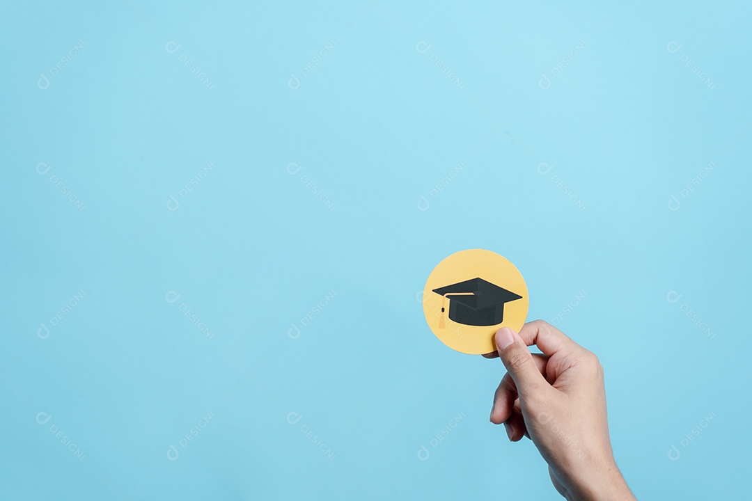 Mão segurando o corte de papel da tampa educacional, levando ao objetivo de sucesso.