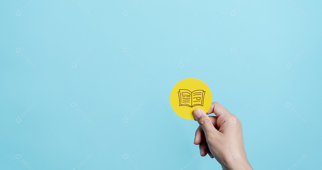 Mãos segurando um livro didático para aprender a educar