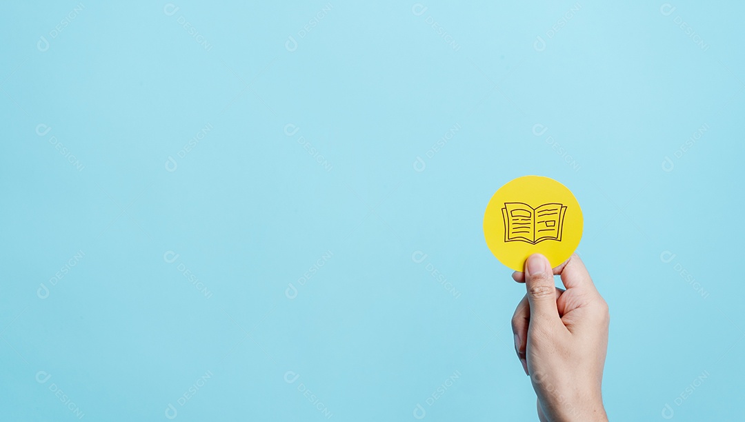 Mãos segurando um livro didático para aprender a educar