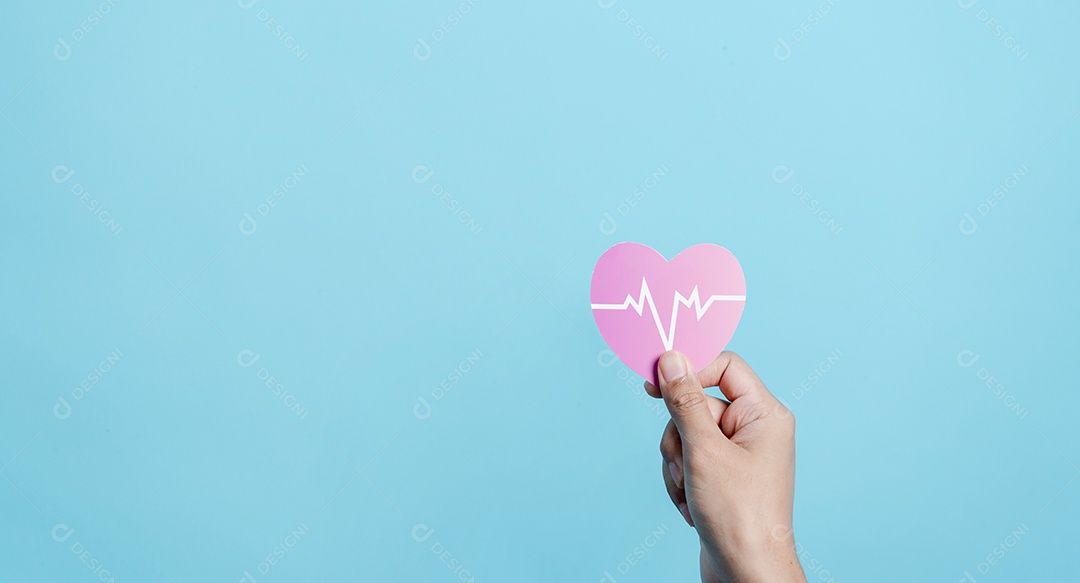 Mão segurando a doação de coração vermelho com eletrocardiograma de pulso