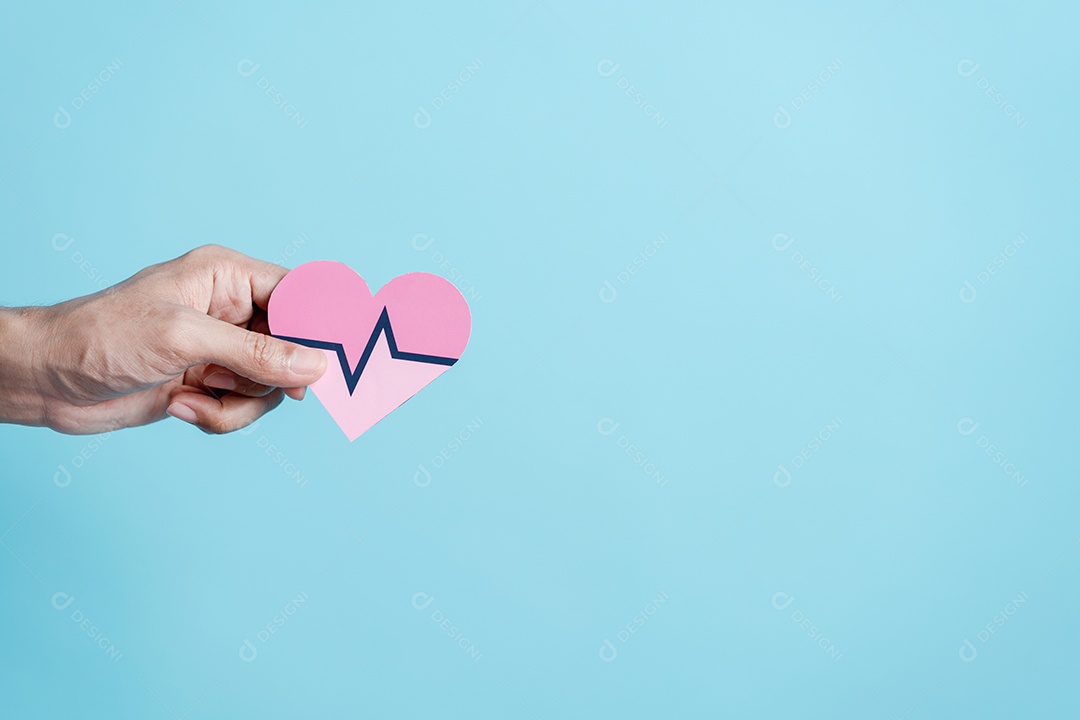 Mão segurando a doação de coração vermelho com eletrocardiograma de pulso