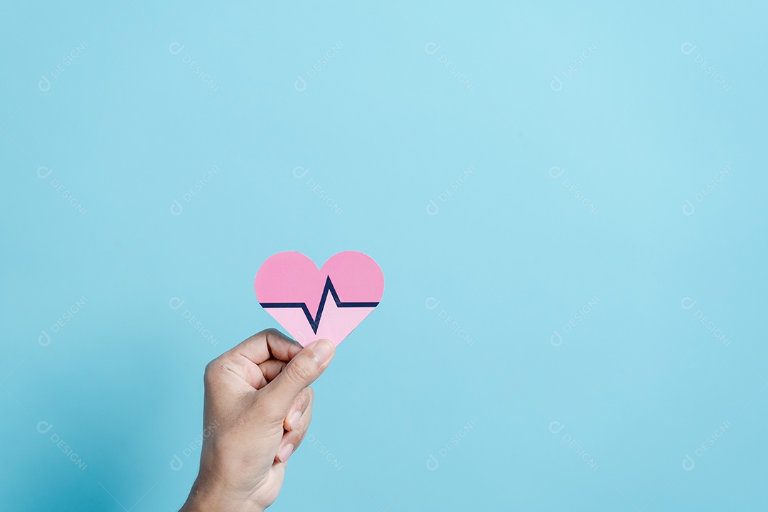 Mão segurando a doação de coração vermelho com eletrocardiograma de pulso