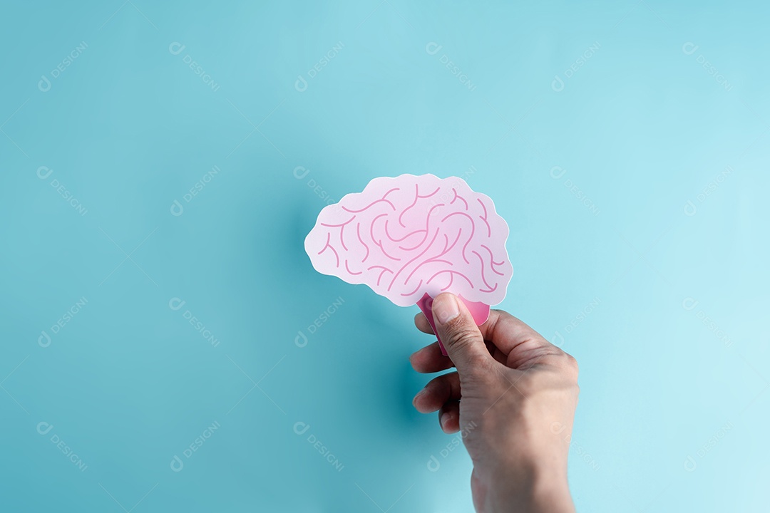 Mão segurando o corte de papel do cérebro humano, pensamento de inteligência criativa de ideia