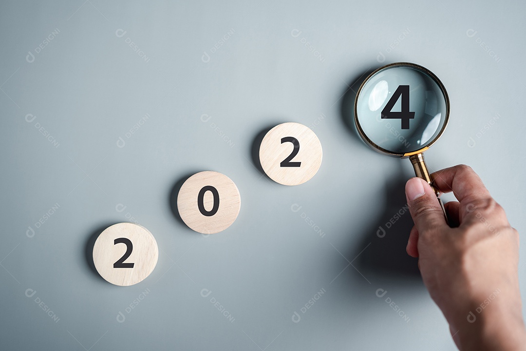 Feliz ano novo Comece 2024 a partir de 2023, Mão dedo do botão Iniciar do empresário 2024