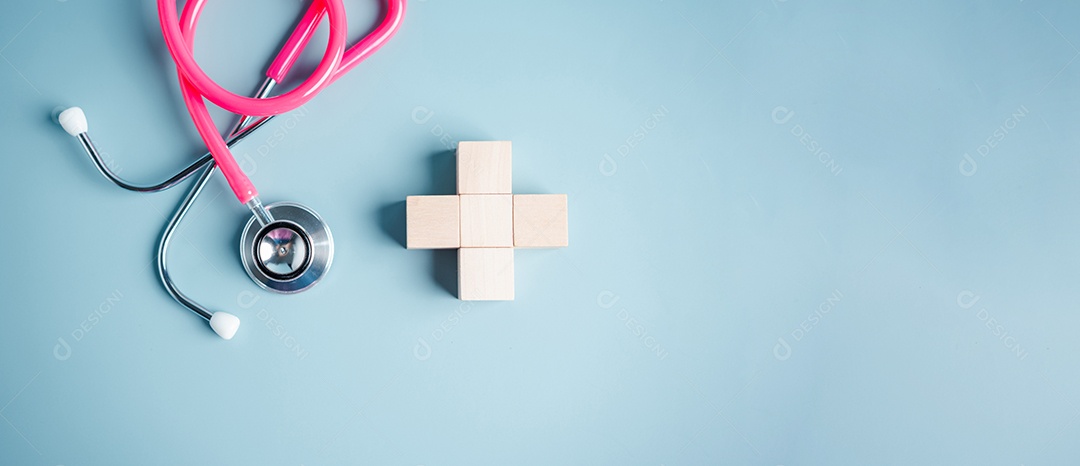 Conceito de seguro de saúde. mais símbolo e bloco de cubo de madeira médico de saúde com ícon