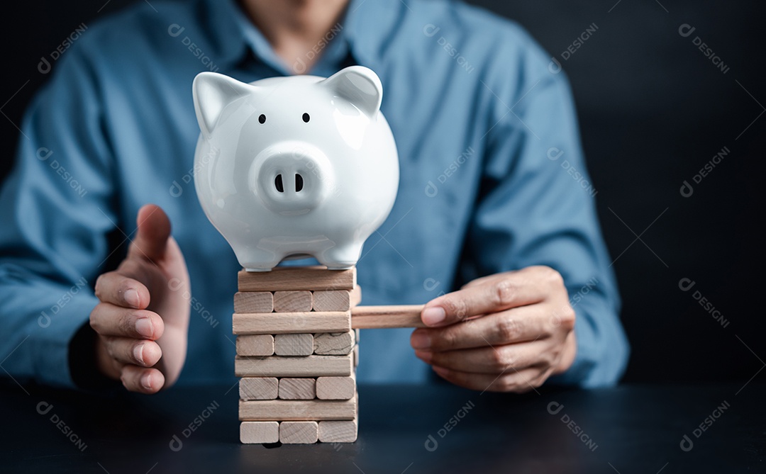 Investimento do empresário e economia de dinheiro para proteção, planejando no futuro com o cofrinho para aumentar a taxa de juros financeira