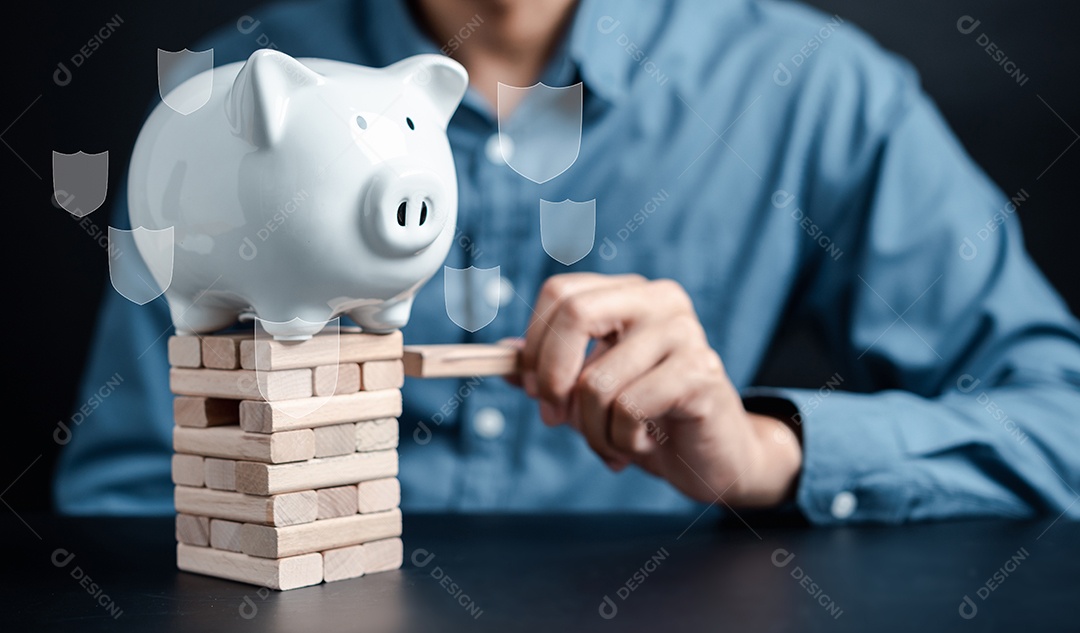 Investimento do empresário e economia de dinheiro para proteção, planejando no futuro com o cofrinho para aumentar a taxa de juros financeiros