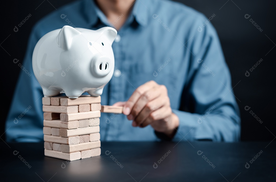 Investimento do empresário e economia de dinheiro para proteção, planejando no futuro com o cofrinho para aumentar a taxa de juros financeiros