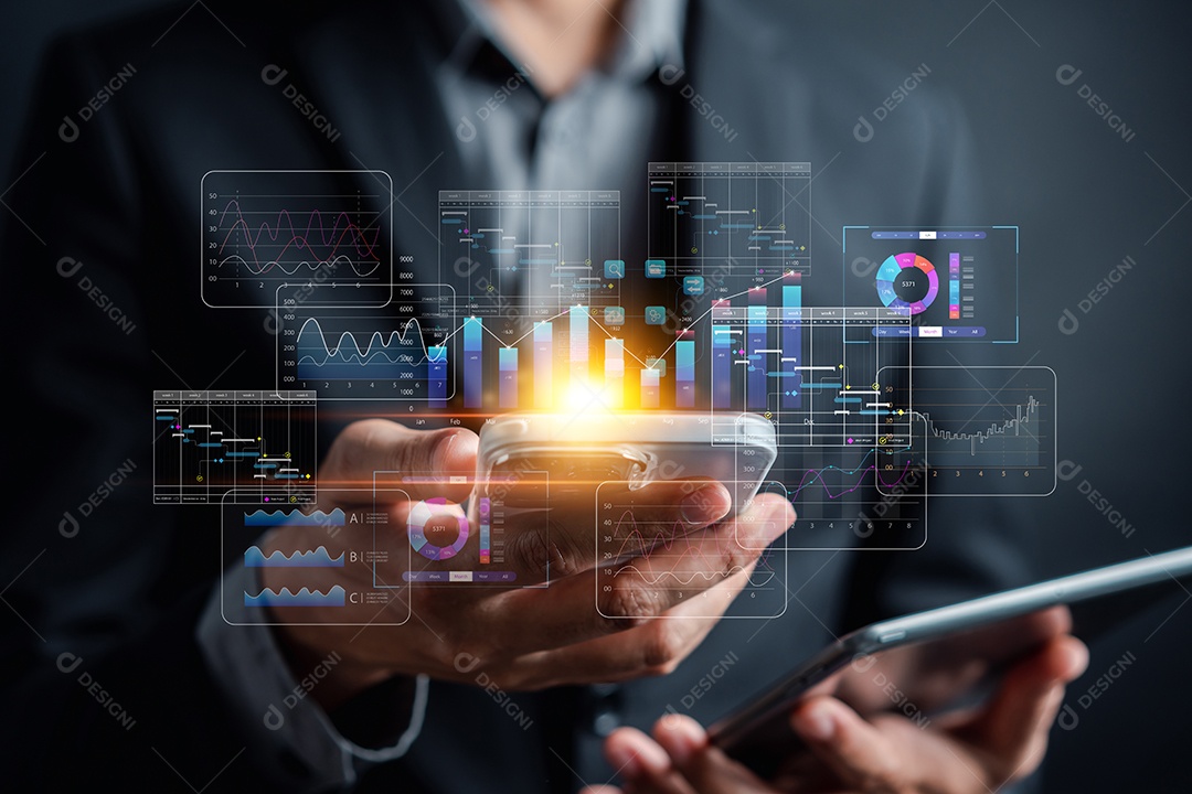 Análise de dados trabalhando no sistema de gestão empresarial via smartphone