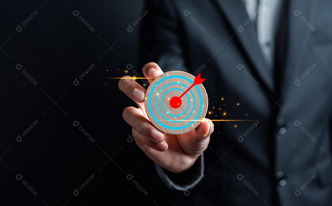Foco do empresário para a liderança de desenvolvimento de planejamento de alvo de negócios e grupo-alvo do cliente