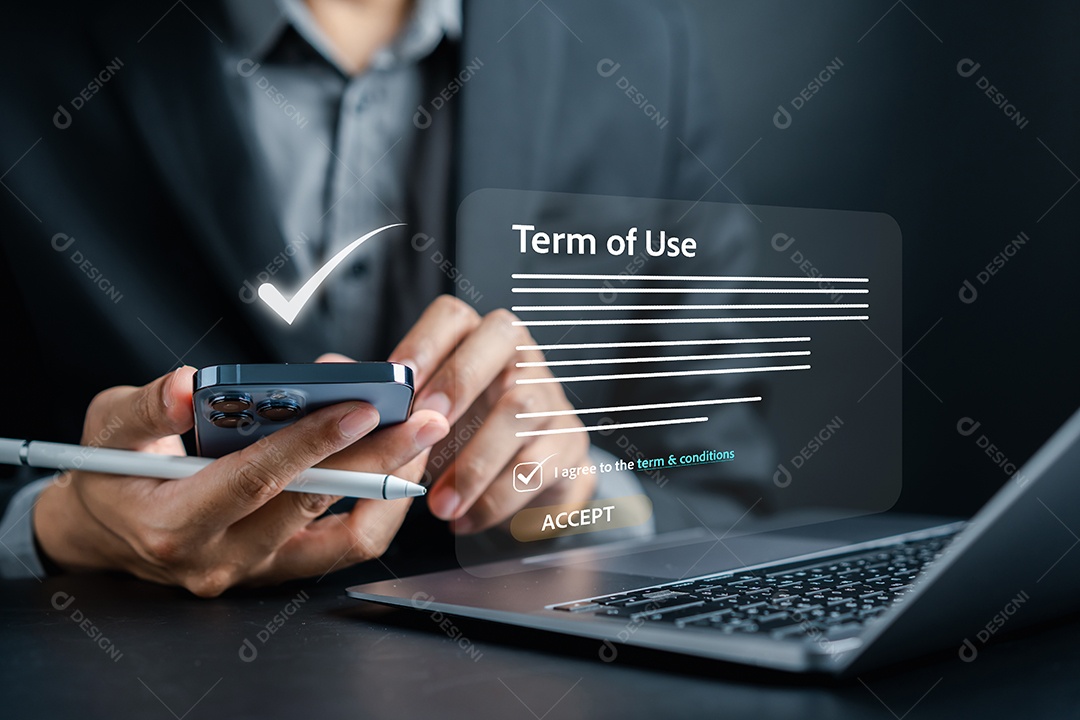 Conceito de termos de uso de sinal de empresário, lendo os termos e condições do site ou serviço antes de clicar no botão concordar.