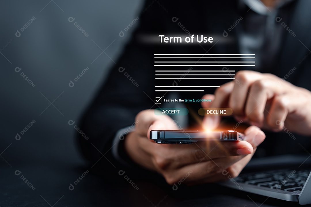 Conceito de termos de uso de sinal de empresário, lendo os termos e condições do site ou serviço antes de clicar no botão concordar.