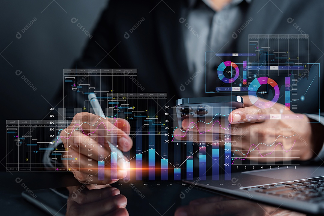 Analista trabalhando com computador em Business Analytics